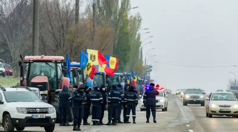 Протестующие фермеры просят разрешения пригнать тракторы в центр Кишинёва