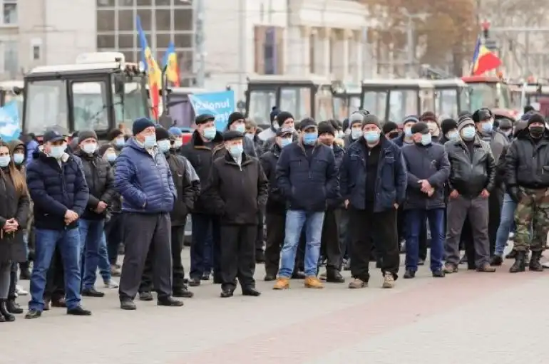 Правительство было окружено полицией после того, как фермеры попытались войти в здание