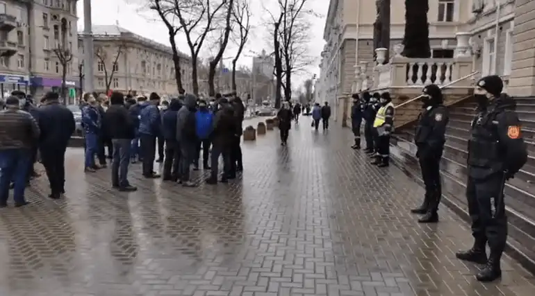 ВИДЕО| Фермеры протестуют перед зданием МВД и требуют встречи с министром