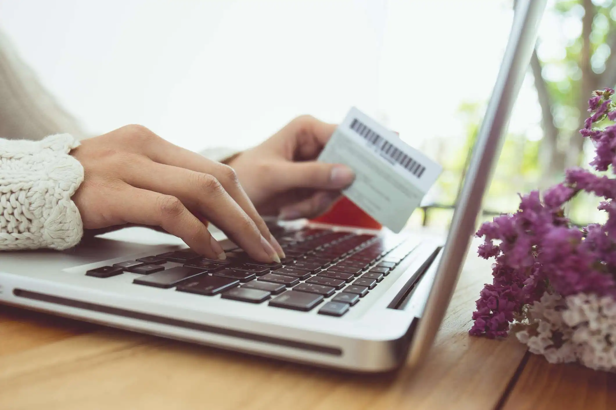 Eliberarea facturii fiscale la livrarea mărfurilor vândute online