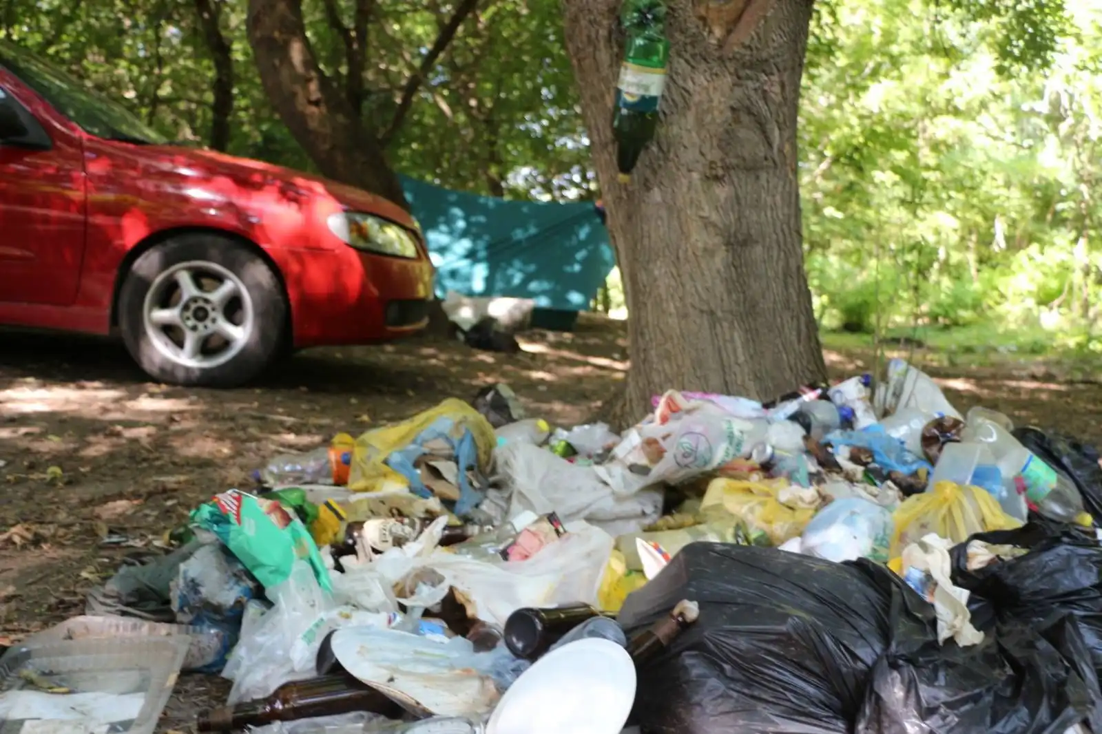 Plaja din satul Dumeni s-a transformat în gunoiște