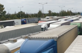 Exportatorii bat alarma: Mai multe camioane cu fructe sunt blocate în vama românească Albița 