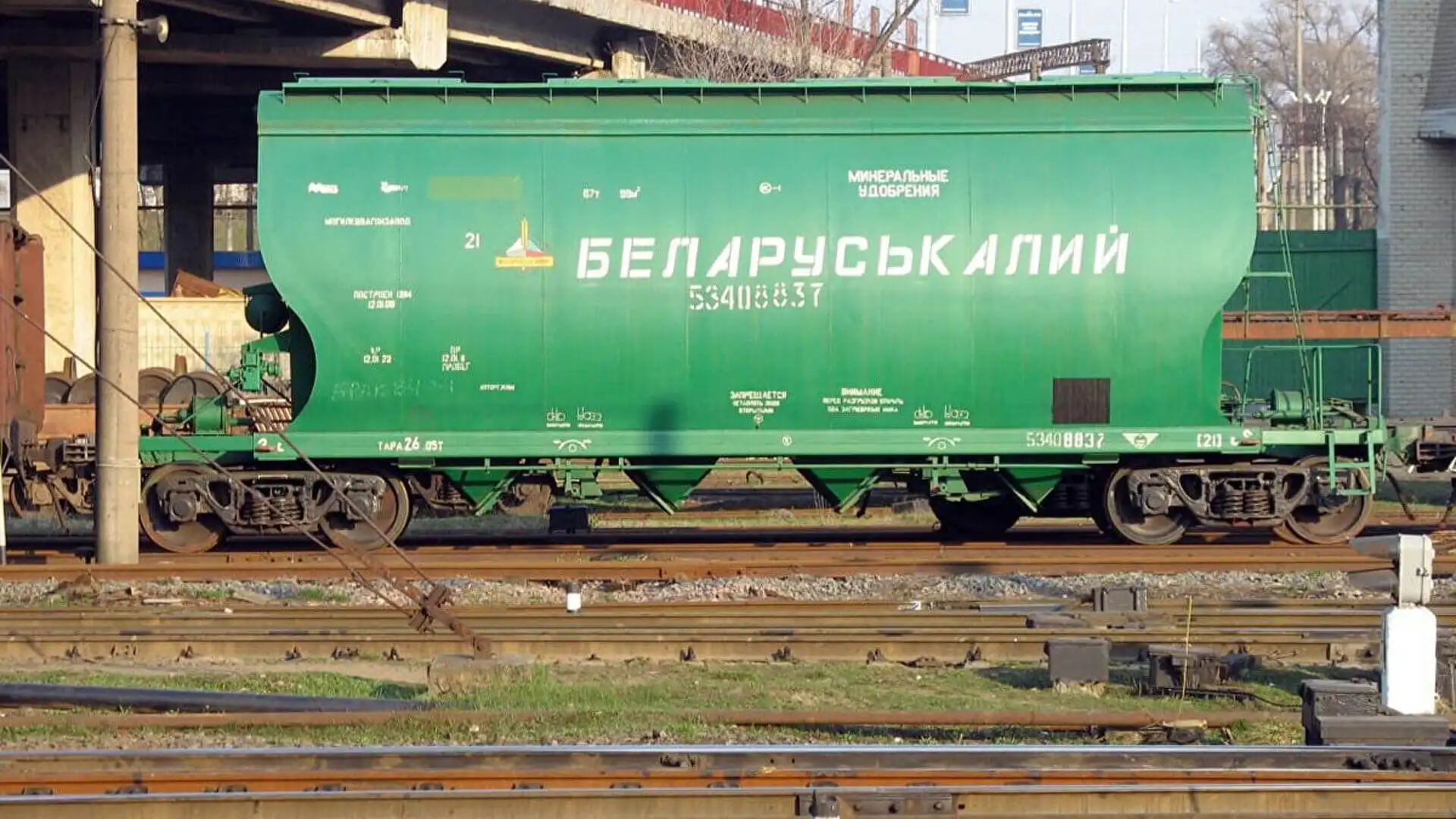 Bloomberg: В ЕС звучат призывы ослабить санкции против импорта калийных удобрений из Беларуси