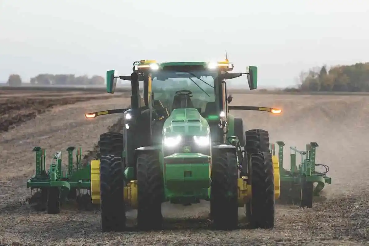 Беспилотные тракторы John Deere будут работать по принципу «запустил и забыл»