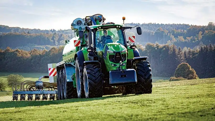Noutatea vine de la Deutz Fahr – Un nou tractor de putere mare: modelul 8280 TTV în curînd la Dealer-ul oficial AGROMOTOR PREMIUM