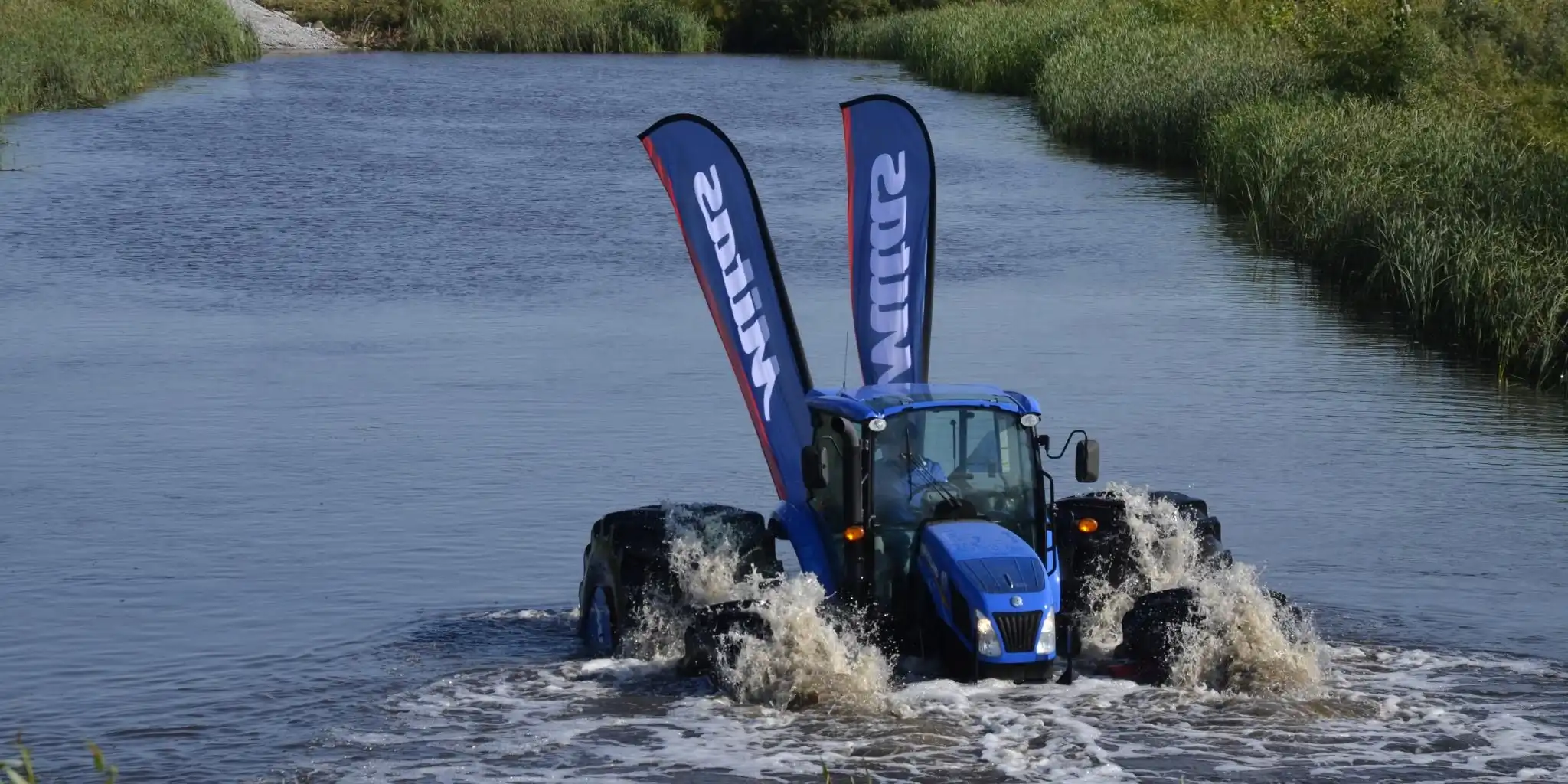 New Holland на выставке в Америке представил плавающий трактор