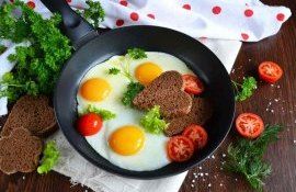 Что и как используют для усиления цвета куриного желтка - agroexpert.md