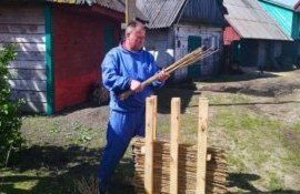 На Волыни пчеловод делает ульи из камыша - agroexpert.md   