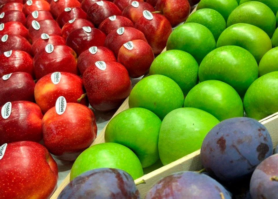 Фруктовый бизнес. Яблоки в полете. Apple fructs.