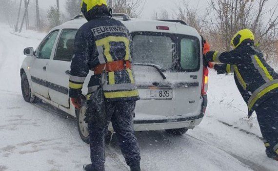 iarnă ninsori mașini blocate - agroexpert.md