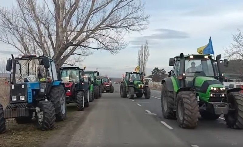 Fermierii au protestat cu tehnica agricolă la vama Leușeni - agroexpert.md