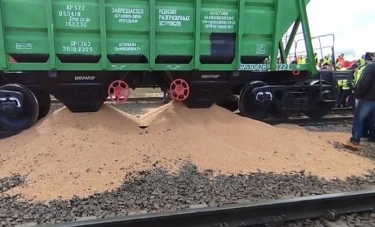 Польские протестующие на границе уже дважды высыпали зерно из вагонов - agroexpert.md