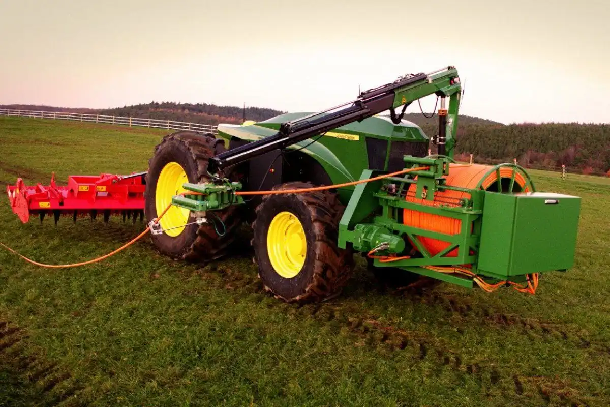 John Deere представляет автономный электрический трактор