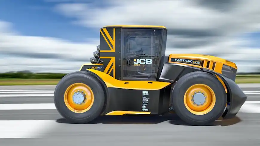 Трактор JCB Fastrac Two разогнался до скорости 247,47 км/ч