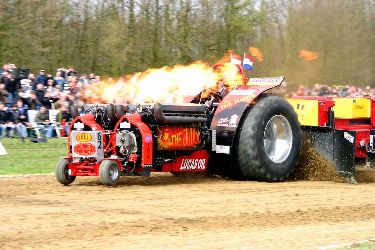 Видео: Tractor Pulling — самый экзотический автоспорт