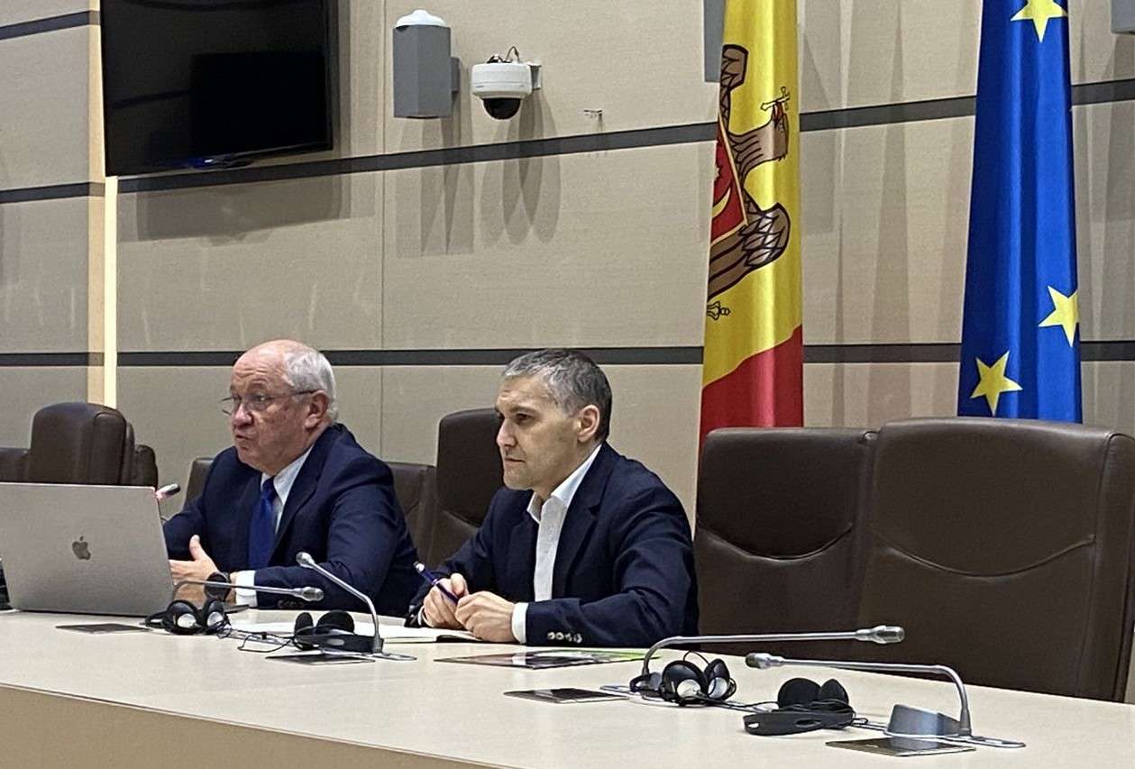 discutii cu mediul asociativ