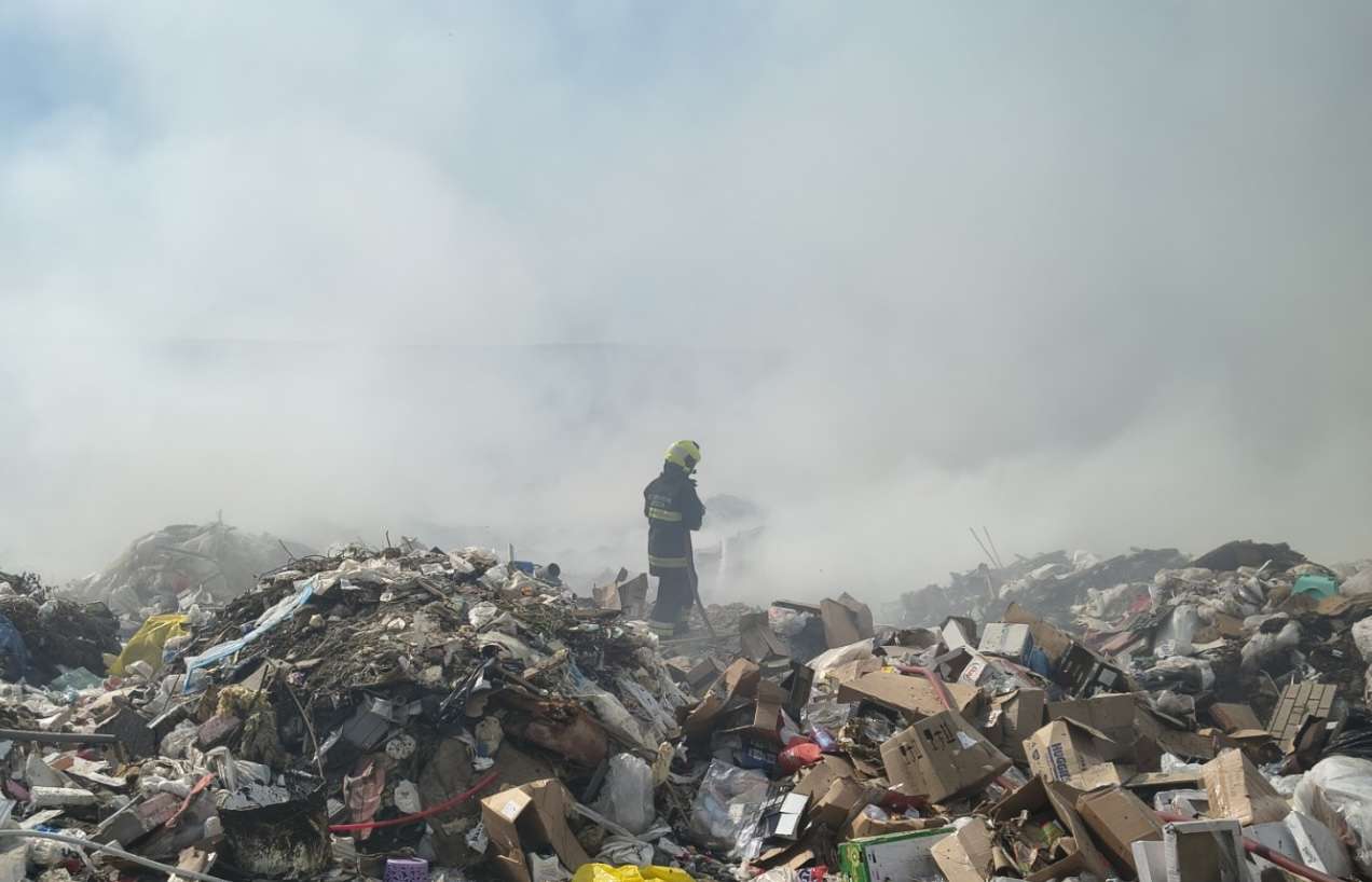 Pompierii luptă de 12 ore cu incendiul din Orhei - agroexpert.md