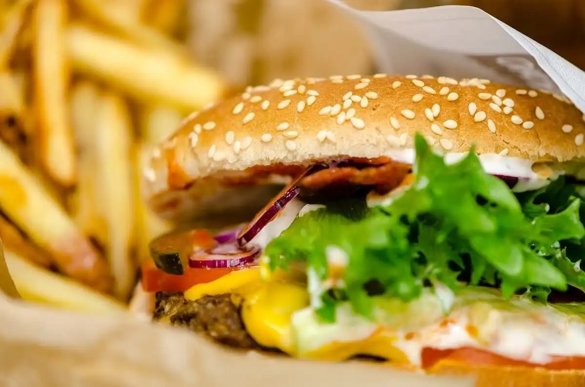 Tu știi ce mănânci? Iată ce se întâmplă cu organismul nostru după așa-numită „dietă occidentală”