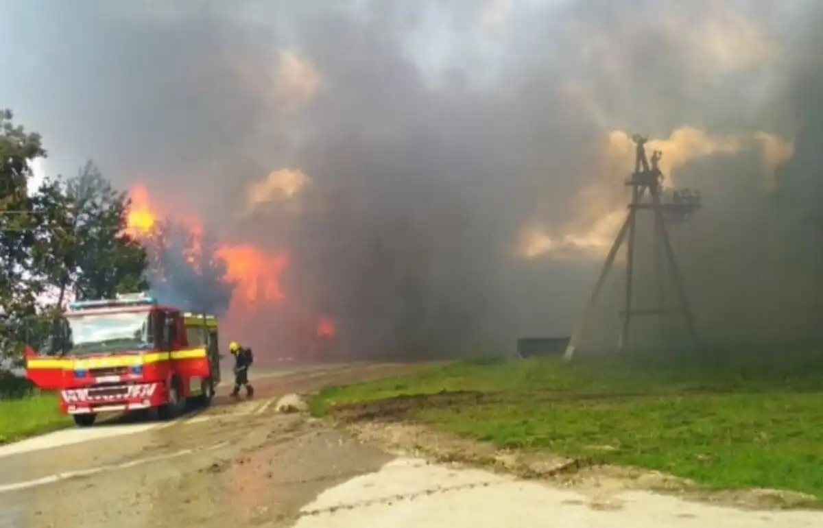 FOTO/VIDEO | O instalație frigorifică din nordul țării, distrusă în totalitate de flăcări
