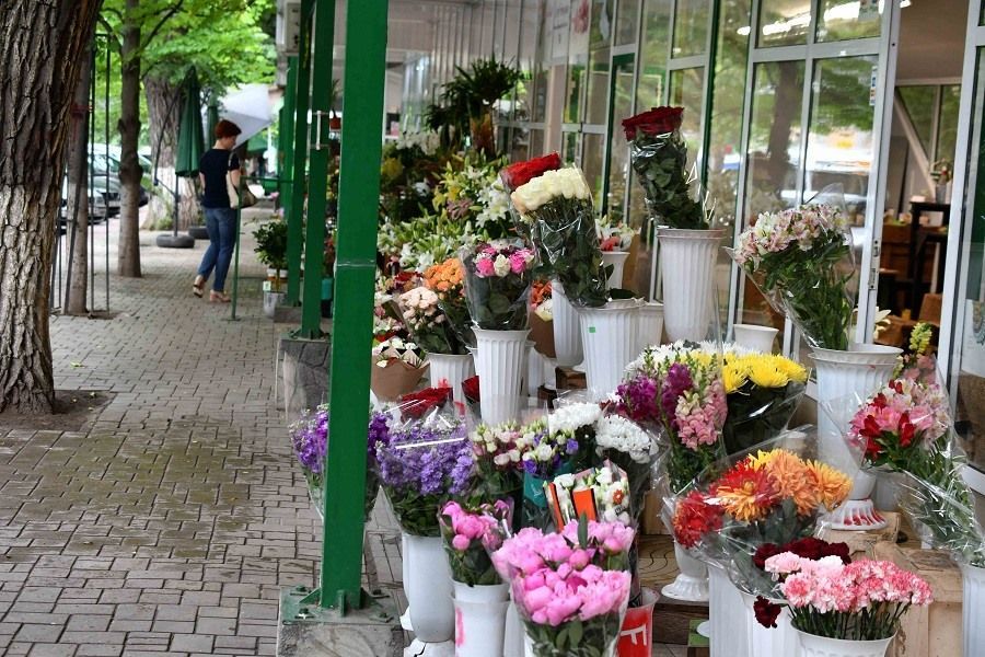 Цветочный рынок на береговой. Цветочный киоск. Получать цветы. Ним цветок. Туапсе цветочный рынок фото.