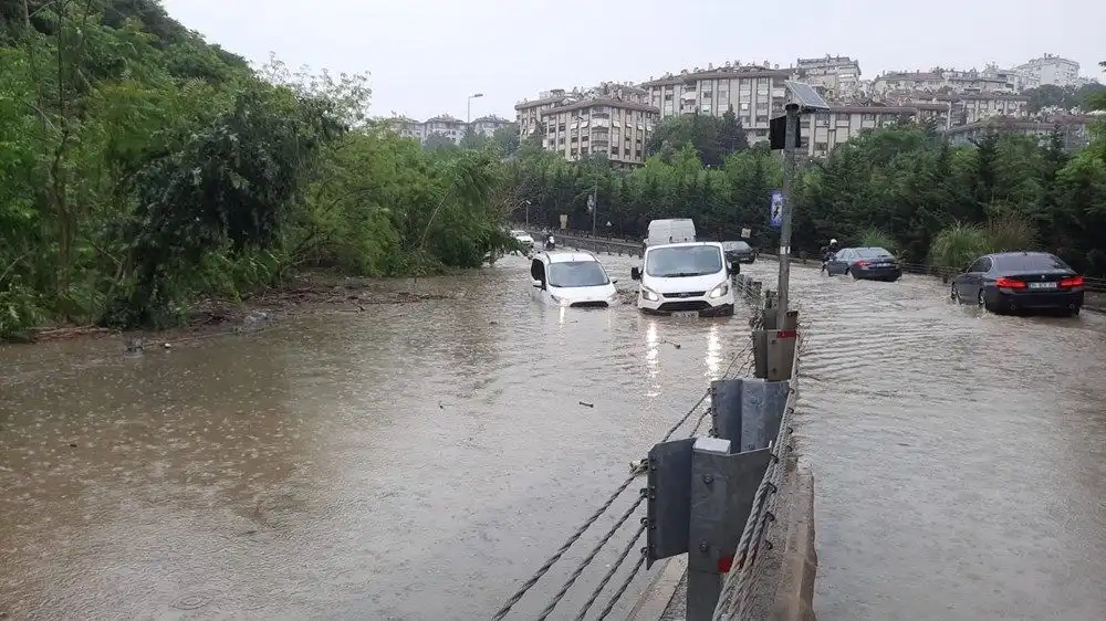 ФОТО, ВИДЕО| Огромные смерчи прошлись по Стамбулу и Мармарису, в Измире река вышла из берегов