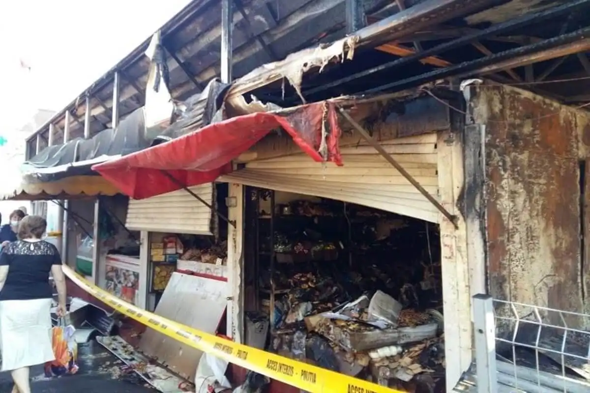 FOTO | Incendiu pe teritoriul Pieței Centrale: 5 gherete au fost mistuite de foc