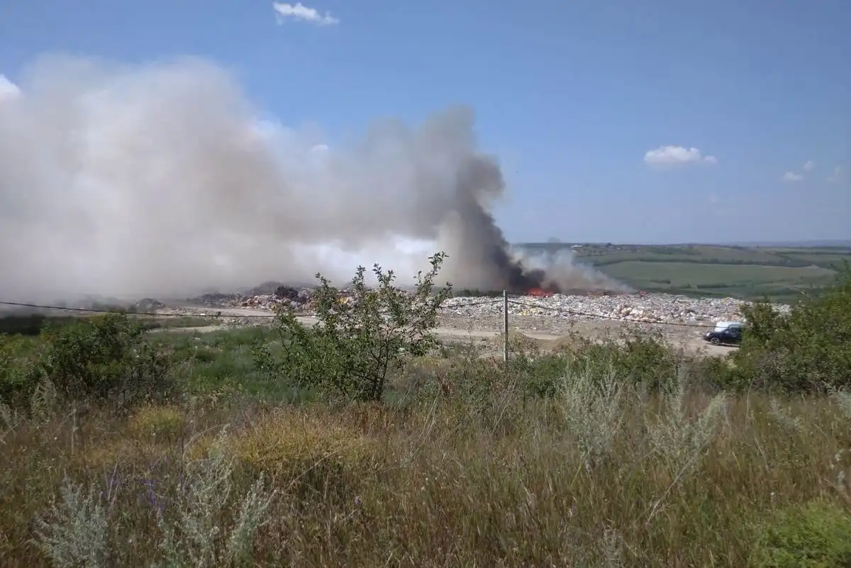 La Florești de trei zile arde gunoiștea: Oamenii se sufocă, iar primarul promite că astăzi incendiu va fi lichidat