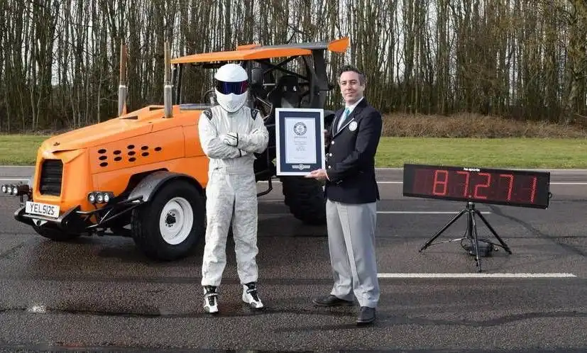 Гонщик Стиг из Top Gear установил рекорд скорости. На тракторе
