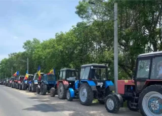 Fermierii din Basarabeasca ies la protest cu tehnica agricolă