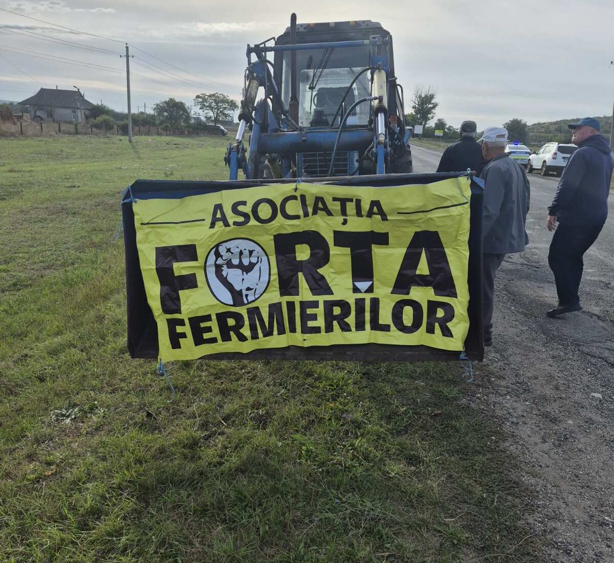 Fermierii din Basarabeasca protestează cu tehnica agricolă lângă Abaclia