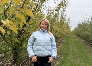 130 de camioane de fructe exportate într-un an. Cum își dezvoltă familia Isac livada