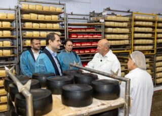 Prim-ministrul a discutat cu producătorii de lactate din Glodeni și Rîșcani despre dezvoltarea sectorului